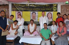 གཞོན་ནུའི་དུས་ཚོད་ངེས་མེད་ཀྱི་ཟས་བཅད་ངོ་རྒོལ་མཚམས་འཇོག་གནང་སྐབས། ༢༠༡༥།༡༠།༡༡