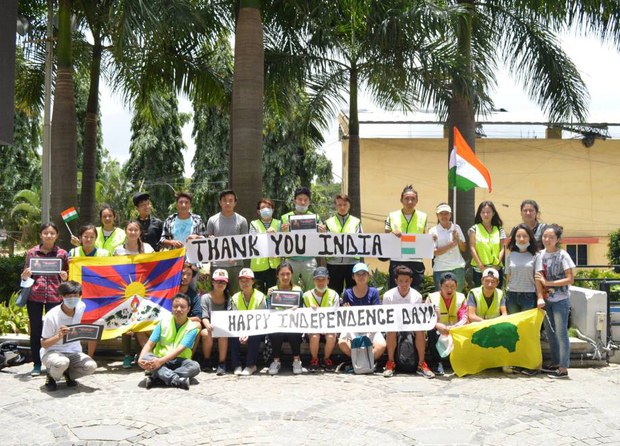 བྷེང་ལོར་ས་གནས་བོད་ཀྱི་གཞོན་ནུ་ལྷན་ཚོགས་ཀྱིས་བྷེང་ལོར་གྲོང་ཁྱེར་ནང་ཁོར་ཡུག་གཙང་བཟོའི་ལས་འགུལ་སྤེལ་སྐབས། ༢༠༡༦།༨།༡༥ བྷེང་ལོར་ས་གནས་བོད་ཀྱི་གཞོན་ནུ་ལྷན་ཚོགས་ཀྱིས་བྷེང་ལོར་གྲོང་ཁྱེར་ནང་ཁོར་ཡུག་གཙང་བཟོའི་ལས་འགུལ་སྤེལ་སྐབས། ༢༠༡༦།༨།༡༥