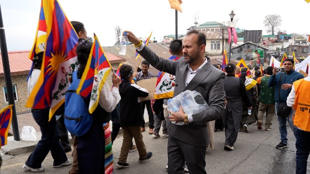 བོད་མི་རྣམས་བཙན་བྱོལ་དུ་གྱར་ནས་ལོ་ངོ་ ༦༦ འགྲོ་བཞིན་པ་དང་བསྟུན་རྒྱ་གར་མི་སེར་གྱིས་བོད་མིར་རྒྱབ་སྐྱོར། བོད་མི་རྣམས་བཙན་བྱོལ་དུ་གྱར་ནས་ལོ་ངོ་ ༦༦ འགྲོ་བཞིན་པ་དང་བསྟུན་རྒྱ་གར་མི་སེར་གྱིས་བོད་མིར་རྒྱབ་སྐྱོར།