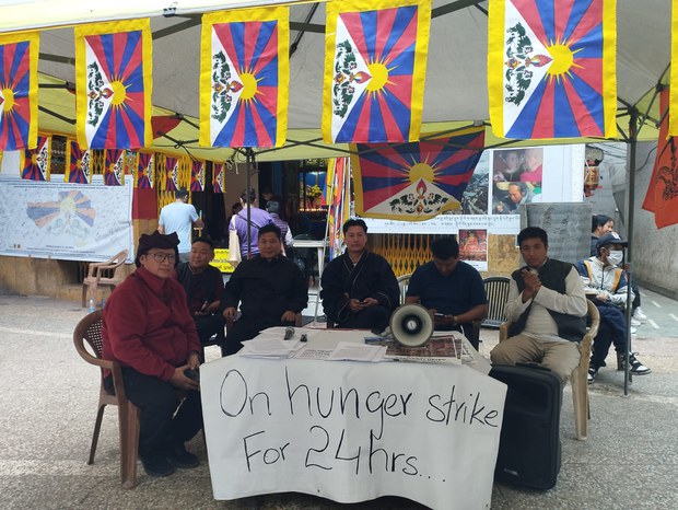 སྡེ་དགེའི་ཁུལ་དུ་རྒྱ་ནག་གཞུང་གི་ཆུ་མཛོད་གསར་རྒྱག་ལས་གཞི་མཚམས་འཇོག་སླད་རྒྱལ་ས་ལྡི་ལིར་ཟས་བཅད་ངོ་རྒོལ་ལས་འགུལ་སྤེལ་བ།