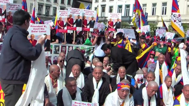 རྒྱ་ནག་གི་སྲིད་འཛིན་ཞེ་ཅིན་ཕུན་བྷེལ་ཇེམ་ལ་འབྱོར་སྐབས་ངོ་རྒོལ་བྱེད་བཞིན་པ། ༢༠༡༤།༣།༣༡