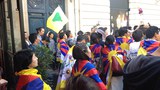 ཧྥ་རན་སའི་རྒྱལ་སའི་རྒྱ་ནག་གཞུང་ཚབ་ཁང་གི་མདུན་བོད་མི་ཚོས་རོང་རྒྱས་ཨ་གྲགས་དུས་ཐོག་གློད་བཀྲོལ་དགོས་པའི་སྐད་འབོད་བྱེད་བཞིན་པ། ༢༠༡༣།༨།༡༣