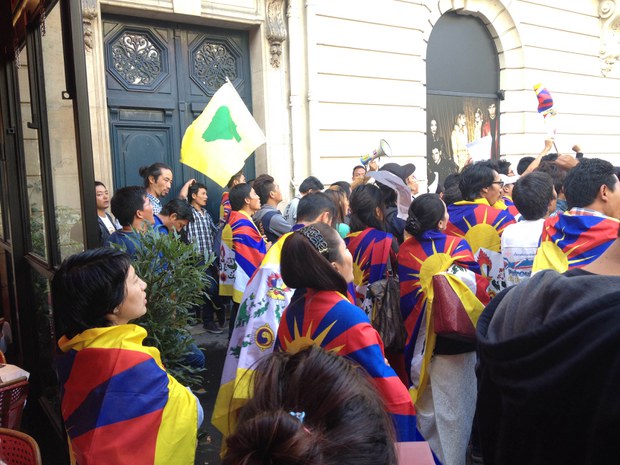 ཧྥ་རན་སའི་རྒྱལ་སའི་རྒྱ་ནག་གཞུང་ཚབ་ཁང་གི་མདུན་བོད་མི་ཚོས་རོང་རྒྱས་ཨ་གྲགས་དུས་ཐོག་གློད་བཀྲོལ་དགོས་པའི་སྐད་འབོད་བྱེད་བཞིན་པ། ༢༠༡༣།༨།༡༣ ཧྥ་རན་སའི་རྒྱལ་སའི་རྒྱ་ནག་གཞུང་ཚབ་ཁང་གི་མདུན་བོད་མི་ཚོས་རོང་རྒྱས་ཨ་གྲགས་དུས་ཐོག་གློད་བཀྲོལ་དགོས་པའི་སྐད་འབོད་བྱེད་བཞིན་པ། ༢༠༡༣།༨།༡༣