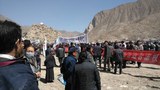 བླ་བྲང་ཧོར་གཙང་ཁུལ་གྱི་མི་མང་གིས་རེ་འབོད་ངོ་རྒོལ་བྱེད་བཞིན་པ། ༢༠༡༤།༣།