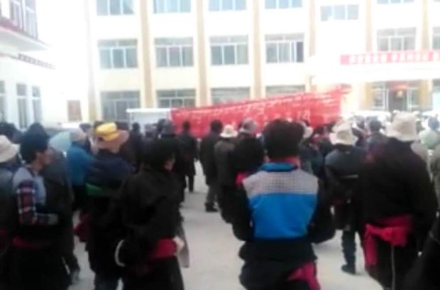 ཨ་མཆོག་ཡུལ་མི་ཚོས་སྲིད་གཞུང་ལས་ཁུངས་མདུན་ཞུ་འབོད་སྐད་འབོད་སྐབས། ༢༠༡༦།༦།༢