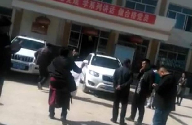 ཨ་མཆོག་ཡུལ་མི་ཚོས་སྲིད་གཞུང་ལས་ཁུངས་མདུན་ཞུ་འབོད་སྐད་འབོད་སྐབས། ༢༠༡༦།༦།༢