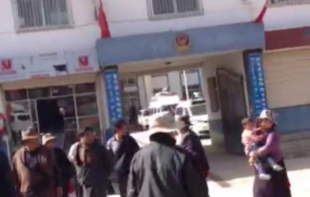 ཨ་མཆོག་ཡུལ་མི་ཚོས་སྲིད་གཞུང་ལས་ཁུངས་མདུན་ཞུ་འབོད་སྐད་འབོད་སྐབས། ༢༠༡༦།༦།༢