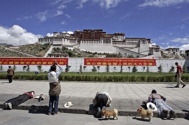 རྒྱ་ནག་གཞུང་གིས་ལྷ་ས་ཁུལ་གྱི་བོད་མི་ཚོར་ཕྱི་ཕྱོགས་ཀྱི་གསར་འགོད་པ་དང་བོད་དོན་ཉམས་ཞིབ་པ་ཚོར་འབྲེལ་བ་བྱེད་མི་ཆོག་པའི་དམ་དྲགས་བྱེད་བཞིན་ཡོད་འདུག