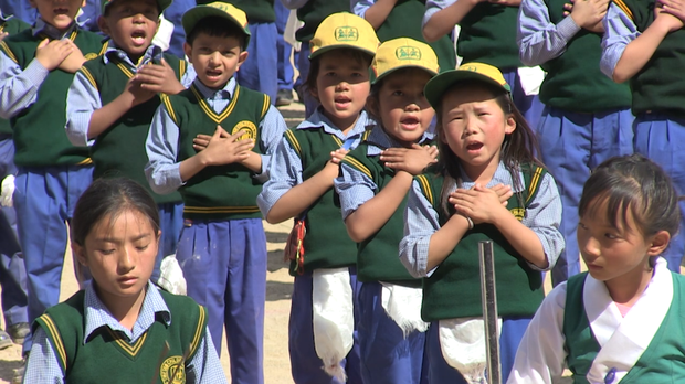 བོད་མིའི་སློབ་གྲྭ་ཁག་ཏུ་སློབ་ཕྲུག་གི་གྲངས་འབོར་ཉུང་དུ་འགྲོ་བཞིན་པའི་དཀའ་ངལ་ཁྲོད་བོད་སློབ་ཁག་ནས་མུ་མཐུད་ཧི་མ་ལ་ཡ་དང་རྒྱ་གར་ཡུལ་མི་སློབ་ཕྲུག་མང་དག་ཅིག་ལ་ཤེས་ཡོན་གོ་སྐབས་འདྲ་མཉམ་སྤྲོད་བཞིན་འདུག