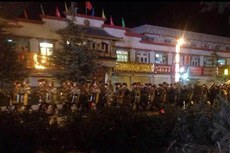 དམག་དང་ཉེན་རྟོག་པས་སྐོར་བའི་དགའ་ལྡན་ལྔ་མཆོད་ཆེན་མོ་ལྷ་ས། ༢༠༡༤།༡༢།༡༥