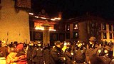 དམག་དང་ཉེན་རྟོག་པས་སྐོར་བའི་དགའ་ལྡན་ལྔ་མཆོད་ཆེན་མོ་ལྷ་ས། ༢༠༡༤།༡༢།༡༥