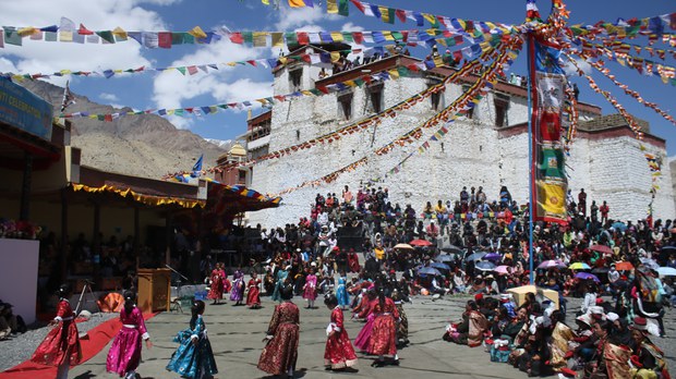 ས་ག་ཟླ་བའི་ཚེས་ ༡༥ ཉིན་སྟོན་པའི་དུས་ཆེན་གསུམ་འཛོམས་ཀྱི་ཉིན་ལ་དྭགས་གཤམ་ཕྱོགས་གཏིང་མོ་སྒང་དགོན་པར་ལོ་རྒྱུས་ཅན་གྱི་ལོ་འཁོར་དུས་མཆོད་སྲུང་བརྩི་ཞུས་པ།