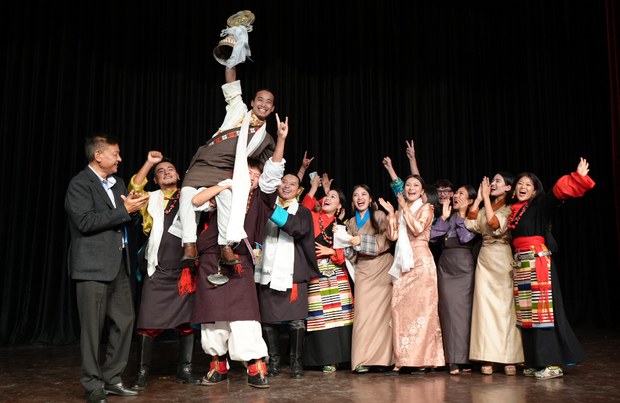 བཙན་བྱོལ་དུ་བོད་ཀྱི་ཟློས་གར་ཚོགས་པ་དབུ་བརྙེས་ཏེ་མི་ལོ་དྲུག་ཅུ་རེ་བཞི་འཁོར་འདུག བཙན་བྱོལ་དུ་བོད་ཀྱི་ཟློས་གར་ཚོགས་པ་དབུ་བརྙེས་ཏེ་མི་ལོ་དྲུག་ཅུ་རེ་བཞི་འཁོར་འདུག