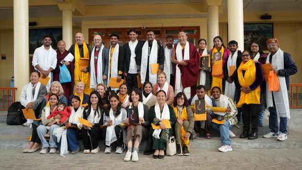 ༸གོང་ས་མཆོག་གིས་གཏོང་ལེན་དགེ་རྩ་ཚོགས་པའི་དགེ་སློབ་ཁག་ཅིག་ལ་མཇལ་ཁ་སྩལ་བ།