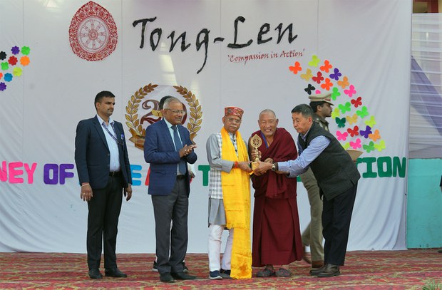 གཏོང་ལེན་དགེ་རྩ་ཚོགས་པས་རྒྱ་གར་དབུལ་ཕོངས་ཉམ་ཐག་ཁྲི་གཉིས་ལྷག་ལ་རོགས་རམ་དང་མཐུན་རྐྱེན་སྦྱར་པ་ནི་བོད་མི་ཚོས་རྒྱ་གར་ལ་བཀའ་དྲིན་རྗེས་དྲན་ཆེད་ཡིན་ཞེས་རྒན་བློ་བཟང་འཇམ་དབྱངས་ལགས་ཀྱིས་གསུངས་པ།