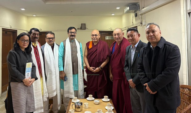 བོད་མི་མང་སྤྱི་འཐུས་རྣམས་ནས་རྒྱ་གར་དབུས་གྲོས་ཚོགས་གོང་འོག་གཉིས་ཀྱི་འཐུས་མི་སོགས་མཇལ་འཕྲད་ཀྱིས་བོད་དོན་ཞུ་སྐུལ་གནང་བཞིན་པ། བོད་མི་མང་སྤྱི་འཐུས་རྣམས་ནས་རྒྱ་གར་དབུས་གྲོས་ཚོགས་གོང་འོག་གཉིས་ཀྱི་འཐུས་མི་སོགས་མཇལ་འཕྲད་ཀྱིས་བོད་དོན་ཞུ་སྐུལ་གནང་བཞིན་པ།