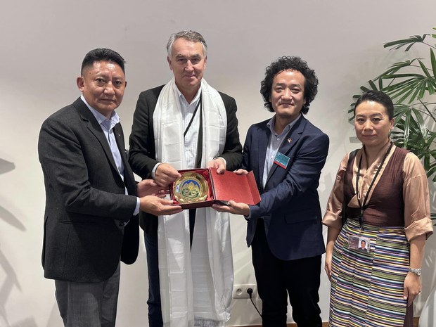 བོད་མི་མང་སྤྱི་འཐུས་ལྷན་ཚོགས་ཀྱི་སྐུ་ཚབ་ཚོགས་ཆུང་ནས་ཡོ་རོབ་རྒྱལ་ཁབ་བརྒྱད་ཀྱི་གྲོས་ཚོགས་འཐུས་མི་དང་མཇལ་འཕྲད་ཀྱིས། བོད་དོན་ཞུ་སྐུལ་གནང་བར་དོ་སྣང་དང་ཤ་ཚའི་རྒྱབ་སྐྱོར་ཤུགས་ཆེ་ཐོབ་ཡོད་པ།