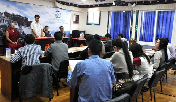ཕྱི་དྲིལ་ལས་ཁུངས་ཀྱི་བརྒྱུད་ལམ་ཁག་གི་ལས་བྱེད་ཚོར་ཟབ་སྦྱོང་གནང་བཞིན་པ། ༢༠༡༥།༨།༡༧