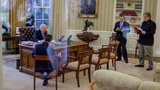 ཨ་རིའི་སྲིད་འཛིན་ཌོ་ནལཌ་ཏྲ་རམཔ་(Donald Trump)་མཆོག་གིས་ཇར་མན་གྱི་སྲིད་བློན་ལ་ཁ་པར་གཏོང་བཞིན་པ། ༢༠༡༧།༡།༢༨