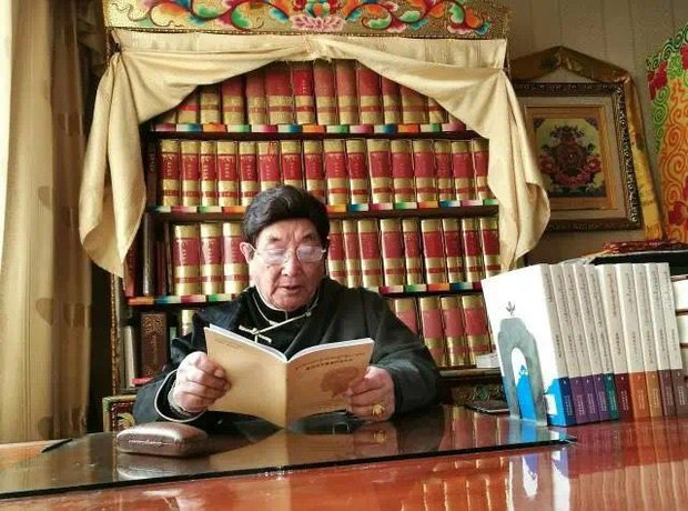 བོད་ཀྱི་མཁས་པ་དང་བོད་རིག་པ་བ་སློབ་དཔོན་ཆེན་མོ་བཙན་ལྷ་ངག་དབང་ཚུལ་ཁྲིམས་ལགས་སྐུ་གཤེགས་འདུག