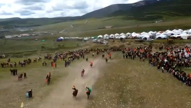 ལོ་ངོ་ཉི་ཤུའི་རིང་བཀག་བསྡོམས་བྱས་པའི་སྤྲུལ་སྐུ་བསྟན་འཛིན་བདེ་ལེགས་རིན་པོ་ཆེའི་ཡུལ་དགོན་གཉིས་ཀྱི་རི་སྐྱིད་འདུ་འཛོམས་ཚོགས་བཅུག་ཡོད་འདུག