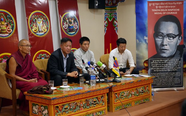 རྡོ་རྗེ་བཀྲ་ཤིས་ལགས་དང་ཁོང་གི་གཅེན་མོར་སྤྲུལ་སྐུ་བསྟན་འཛིན་བདེ་ལེགས་རིན་པོ་ཆེའི་སྙིང་སྟོབས་གཟེངས་རྟགས་ཕུལ། རྡོ་རྗེ་བཀྲ་ཤིས་ལགས་དང་ཁོང་གི་གཅེན་མོར་སྤྲུལ་སྐུ་བསྟན་འཛིན་བདེ་ལེགས་རིན་པོ་ཆེའི་སྙིང་སྟོབས་གཟེངས་རྟགས་ཕུལ།