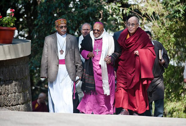 ལྷོ་ཨ་ཧྥེ་རི་ཀའི་ཆོས་དཔོན་ཆེན་མོ་Desmon Tutuམཆོག་༧གོང་ས་མཆོག་གི་ཕོ་བྲང་དུ། ༢༠༡༢།༢།༡༠ ལྷོ་ཨ་ཧྥེ་རི་ཀའི་ཆོས་དཔོན་ཆེན་མོ་Desmon Tutuམཆོག་༧གོང་ས་མཆོག་གི་ཕོ་བྲང་དུ། ༢༠༡༢།༢།༡༠