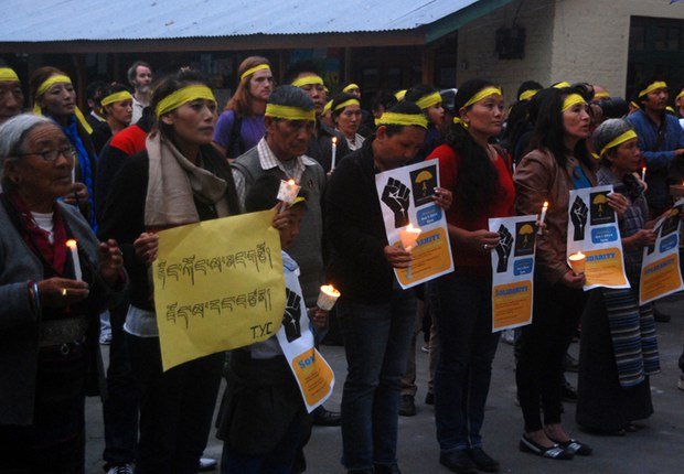 རྡ་སར་བོད་མི་ཚོས་ཧོང་ཀོང་མི་མང་ལ་གདུང་སེམས་མཉམ་སྐྱེད་ཀྱི་ལས་འགུལ་སྤེལ་བཞིན་པ། ༢༠༡༤།༡༠།༡ རྡ་སར་བོད་མི་ཚོས་ཧོང་ཀོང་མི་མང་ལ་གདུང་སེམས་མཉམ་སྐྱེད་ཀྱི་ལས་འགུལ་སྤེལ་བཞིན་པ། ༢༠༡༤།༡༠།༡