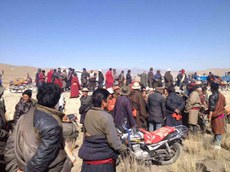 བསང་ཆུ་རྫོང་རྒན་གྱ་ཡུལ་ཚོའི་ནང་རྩྭ་ས་བཙན་འཕྲོག་གིས་གཞུང་ལམ་རྒྱག་འཆར་ལ་ས་གནས་བོད་མི་ཚོས་མི་འདོད་པའི་ངོ་རྒོལ་བྱེད་བཞིན་པ། ༢༠༡༥།༤