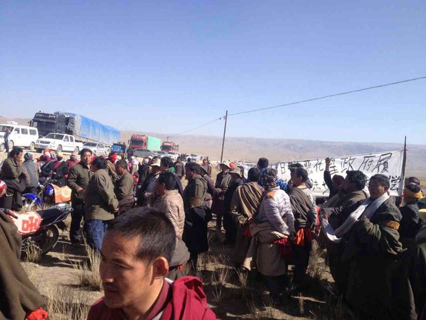 བསང་ཆུ་རྫོང་རྒན་གྱ་ཡུལ་ཚོའི་ནང་རྩྭ་ས་བཙན་འཕྲོག་གིས་གཞུང་ལམ་རྒྱག་འཆར་ལ་ས་གནས་བོད་མི་ཚོས་མི་འདོད་པའི་ངོ་རྒོལ་བྱེད་བཞིན་པ། ༢༠༡༥།༤ བསང་ཆུ་རྫོང་རྒན་གྱ་ཡུལ་ཚོའི་ནང་རྩྭ་ས་བཙན་འཕྲོག་གིས་གཞུང་ལམ་རྒྱག་འཆར་ལ་ས་གནས་བོད་མི་ཚོས་མི་འདོད་པའི་ངོ་རྒོལ་བྱེད་བཞིན་པ། ༢༠༡༥།༤