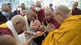 བྱ་དོ་རིན་པོ་ཆེ་གཙོས་པའི་མི་གྲངས་ཉིས་བརྒྱ་བརྒལ་བས་མཚམས་བསྡམས་ཏེ། དུས་འཁོར་གྱི་སྔགས་བྱེ་ཆེན་གཉིས་ལྷག་༸གོང་ས་མཆོག་གི་ཞབས་བརྟན་དུ་བསགས་པ།