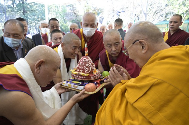 བྱ་དོ་རིན་པོ་ཆེ་གཙོས་པའི་མི་གྲངས་ཉིས་བརྒྱ་བརྒལ་བས་མཚམས་བསྡམས་ཏེ། དུས་འཁོར་གྱི་སྔགས་བྱེ་ཆེན་གཉིས་ལྷག་༸གོང་ས་མཆོག་གི་ཞབས་བརྟན་དུ་བསགས་པ།