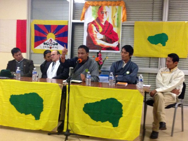བོད་ཀྱི་གཞོན་ནུའི་ཚོགས་གཙོ་བསྟན་འཛིན་འཇིགས་མེད་ལགས་ཀྱིས་ཧྥ་རན་གཏམ་བཤད་གནང་བཞིན་པ། 
