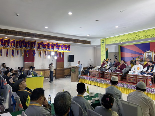 བོད་ཀྱི་གཞོན་ནུ་ལྷན་ཚོགས་ཀྱི་ཚོགས་ཆེན་ཐེངས་༡༨པ་དེ་བཞུགས་སྒར་དུ་ཚོགས་བཞིན་འདུག