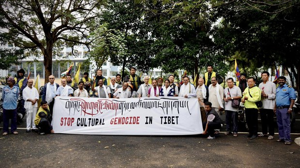 བོད་ཀྱི་གཞོན་ནུ་ལྷན་ཚོགས་ཀྱི་བོད་དོན་སྐོར་སྐྱོད་ཀྱི་ལས་འགུལ་བ་ཚོ་རྒྱ་གར་ལྷོ་ཕྱོགས་ཨན་དྲ་པྲ་དེཤ་མངའ་སྡེའི་གྲོང་ཁྱེར་ཝི་ཤ་ཁ་པཏ་ནམ་དུ་འབྱོར་འདུག