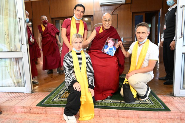 ༧གོང་ས་མཆོག་མཇལ་རྗེས་སེམས་སྡུག་ཇེ་ཆུང་དུ་འགྲོ་ཡི་འདུག་ཅེས། ཡུཀ་རེན་གྱི་བོད་དོན་རྒྱབ་སྐྱོར་བ་གཉིས་ཀྱིས་འགྲེལ་བརྗོད་གནང་བྱུང།
