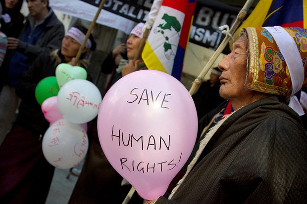 བོད་མི་ཞིག་གིས་འགྲོ་བ་མིའི་ཐོབ་ཐང་སྐྱོབ་རོགས་ཞེས་འབོད་ཚིག་བྲིས་ནས་རྒྱ་ནག་ལ་ངོ་རྒོལ་བྱེད་བཞིན་པ།