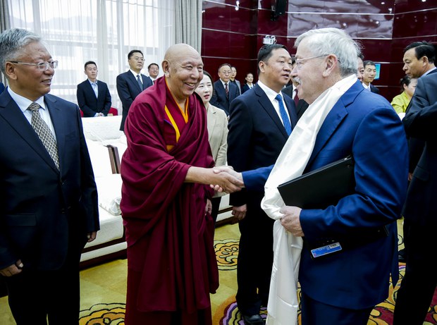 ཨ་མི་རི་ཀའི་གཞུང་ཚབ་ཆེན་མོ་མཆོག་གིས་བོད་ནང་གཟིགས་སྐོར་གནང་བཞིན་པ།