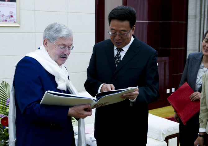 ཨ་མི་རི་ཀའི་གཞུང་ཚབ་ཆེན་མོ་མཆོག་གིས་བོད་ནང་གཟིགས་སྐོར་གནང་བཞིན་པ།