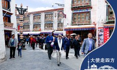 ཨ་མི་རི་ཀའི་གཞུང་ཚབ་ཆེན་མོ་མཆོག་གིས་བོད་ཀྱི་རྒྱལ་ས་ལྷ་སར་གཟིགས་སྐོར་གནང་སྐབས་ཀྱི་པར།