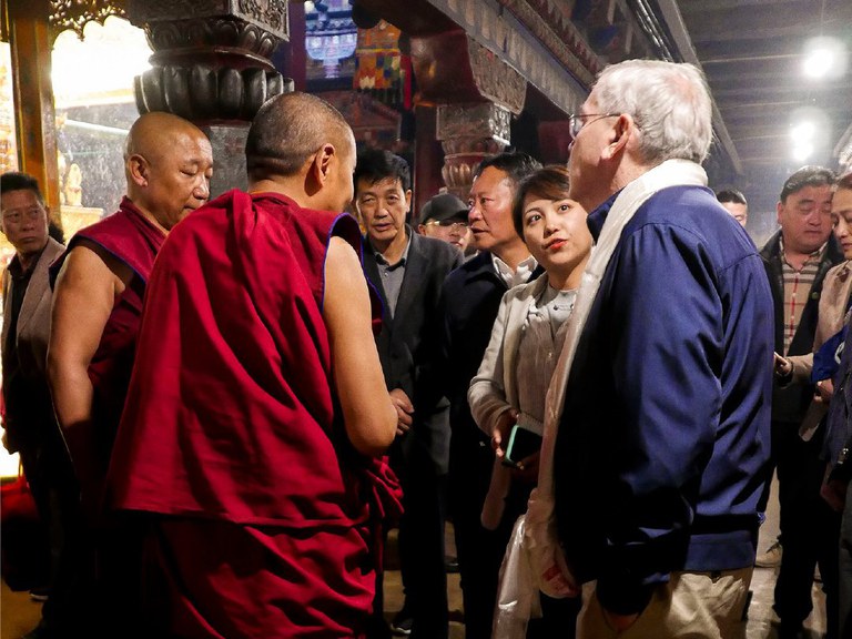 ཨ་མི་རི་ཀའི་གཞུང་ཚབ་ཆེན་མོ་མཆོག་གིས་བོད་ཀྱི་རྒྱལ་ས་ལྷ་སར་གཟིགས་སྐོར་གནང་སྐབས་ཀྱི་པར།