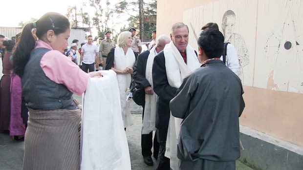 ཨ་རིའི་གྲོས་ཚོགས་གོང་འོག་གི་འཐུས་མི་དྲུག་གིས་བཞུགས་སྒར་དུ་འཚམས་གཟིགས་སྐབས། ༢༠༡༩།༨།༢