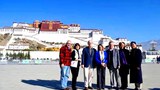 ཨ་མི་རི་ཀའི་གྲོས་ཚོཊ་ཀྱི་ཚོཊ་གཙོ་ཟུར་པ་ལྕམ་(Nancy Pelosi)ཡིས་དབུ་ཁྲིད་པའི་གྲོས་ཚོཊ་ཀྱི་འཐུས་མིའི་ཚོཊ་པ་བོད་ནང་ལ་ཕེབས་སྐབས། ༢༠༡༥།༡༡།༡༠