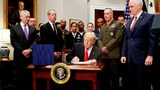ཨ་རིའི་སྲིད་འཛིན་(Donald Trump)་ གིས་ཕྱི་ལོ་༢༠༡༨ ལོའི་རྒྱལ་ཡོངས་སྲུང་སྐྱོབ་བཀའ་ཁྲོལ་གྱི་ཁྲིམས་ཡིག་ལ་མཚན་རྟགས་རྒྱབ་དུས། ༢༠༡༧།༡༢།༡༢