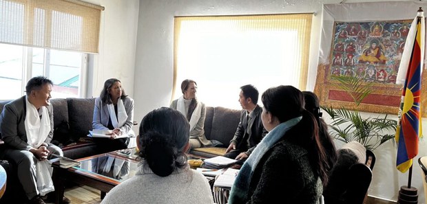 ཨ་རི་གཞུང་གི་མི་གྲངས་དང་སྐྱབས་བཅོལ། གནས་སྤོ་བཅས་ཀྱི་ལས་ཁུངས་ཀྱི་སྐུ་ཚབ་ཚོགས་ཆུང་གིས་རྡ་རམ་ས་ལར་འཚམས་གཟིགས་གནང་འདུག