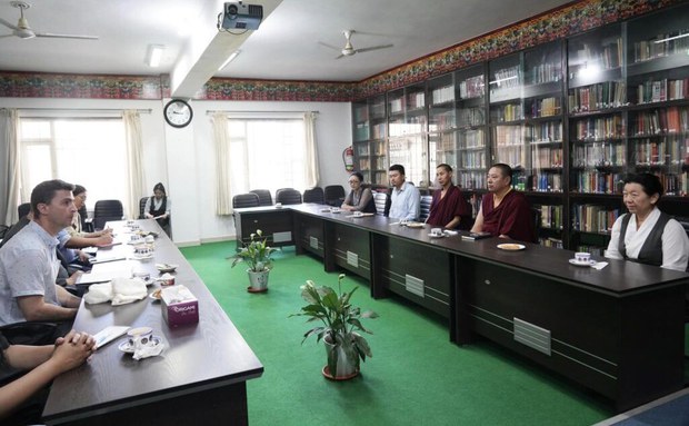 ཨ་རིའི་བོད་དོན་དམིགས་བསལ་འབྲེལ་མཐུད་པའི་སློབ་སྟོན་པས་སྤྱི་འཐུས་ལྷན་ཁང་དུ་འཚམས་གཟིགས་གནང་འདུག