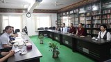 ཨ་རིའི་བོད་དོན་དམིགས་བསལ་འབྲེལ་མཐུད་པའི་སློབ་སྟོན་པས་སྤྱི་འཐུས་ལྷན་ཁང་དུ་འཚམས་གཟིགས་གནང་འདུག