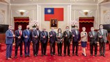ཨ་མི་རི་ཀའི་གྲོས་ཚོགས་ཀྱི་སྐུ་ཚབ་ཚོགས་པ་ཞིག་ཐེ་ཝན་ནང་འབྱོར་ནས་འཚམས་གཟིགས་གནང་བཞིན་འདུག