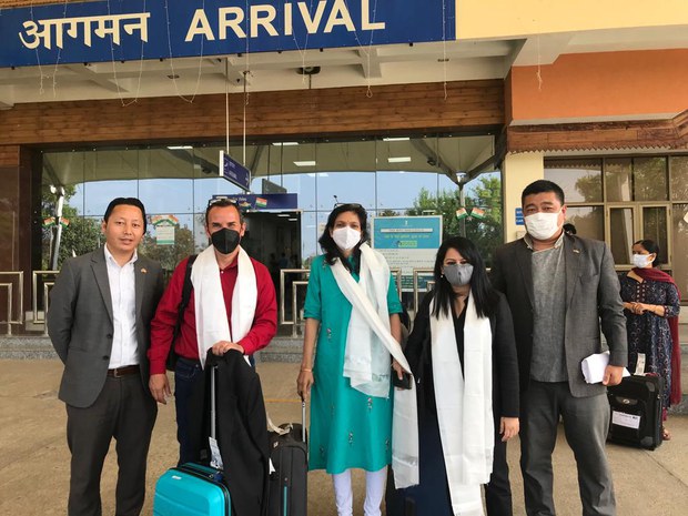 ཨ་རིའི་རོགས་ཚོགས་ཀྱི་ཚོགས་ཆུང་ཞིག་བཞུགས་སྒར་རྡ་རམ་སཱ་ལར་འབྱོར་འདུག