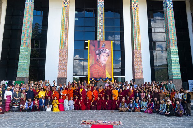 འབྲུག་ཡུལ་དུ་རྒྱལ་སྤྱིའི་གསང་སྔགས་རྡོ་རྗེ་ཐེག་པའི་བགྲོ་གླེང་ལྷན་ཚོགས་ཐེངས་བཞི་པ་ཚོགས་འདུག